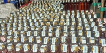 കോഴിക്കോട് റെയില്‍വേ സ്‌റ്റേഷനില്‍ വന്‍ മദ്യവേട്ട; നേത്രാവതിയില്‍ നിന്നും 440 കുപ്പി മദ്യം പിടിച്ചു