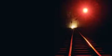 ഫോൺ കോളിന് പിന്നാലെ പോയപ്പോൾ ടോർച്ച് വെട്ടത്തിൽ പൊലീസ് കണ്ടത്! രാത്രി റെയിൽ ട്രാക്കിലെ കുറ്റിക്കാട്ടിൽ യുവതി