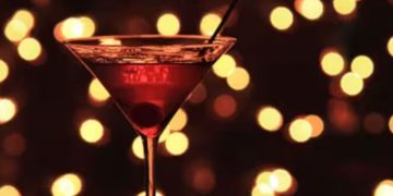 കോക്ക്ടെയിലില്‍ സ്വന്തം രക്തം കലര്‍ത്തി; ജീവനക്കാരിയെ പിരിച്ചുവിട്ട് കഫേ