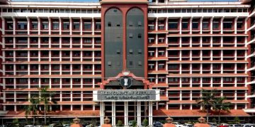 ലൈഫ് മിഷൻ കോഴ ഇടപാടിൽ സ്വപ്നക്ക് വ്യക്തമായ പങ്ക്, അറസ്റ്റ് വൈകുന്നതെന്ത്? -ഹൈകോടതി