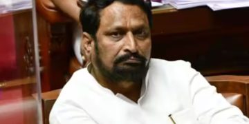 കർണാടകയിൽ ബിജെപി വിട്ട ലക്ഷ്‌മൺ സാവഡി കോൺഗ്രസിൽ; അതാനി സീറ്റിൽ സ്ഥാനാർത്ഥിയാകും
