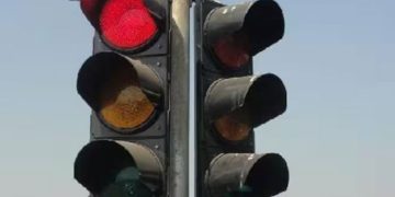 സിഗ്നല്‍ പാലിക്കാതെ വന്ന കാര്‍ ട്രാഫിക് പൊലീസുകാരനെ വലിച്ചിഴച്ച് പാഞ്ഞത് കിലോമീറ്ററുകള്‍