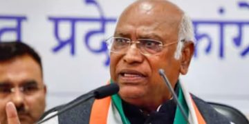 ‘കേസ് വന്നതും വിധിവന്നതും വീടൊഴിയാൻ പറഞ്ഞതുമെല്ലാം 24 മണിക്കൂറിൽ, ഇതോ ജനാധിപത്യം’; ഖാർഗേ