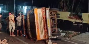 ഉത്സവത്തിനെത്തിയ പവർ യൂണിറ്റ് വാഹനം നിയന്ത്രണം വിട്ട് മറിഞ്ഞു, ഡ്രൈവർ വാഹനത്തിനുള്ളിൽ കുടുങ്ങി