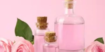 മുഖത്തെ ചുളിവുകൾ മാറാൻ റോസ് വാട്ടർ ഉപയോ​ഗിക്കാം