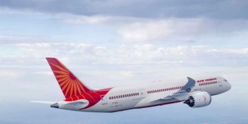 പൈലറ്റ് കോക്പിറ്റിൽ പെൺസുഹൃത്തിനെ കയറ്റിയെന്ന് പരാതി: ‘മദ്യവും ഭക്ഷണവും നൽകാൻ ആവശ്യപ്പെട്ടു’