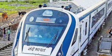 വന്ദേഭാരത് പശുവിനെ ഇടിച്ച് തെറിപ്പിച്ചു; ദേഹത്തുവീണ് ട്രാക്കിൽ മൂത്രമൊഴിച്ചു നിന്നയാൾക്ക് ദാരുണാന്ത്യം