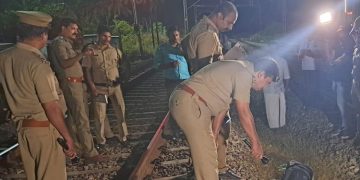 എലത്തൂർ റെയിൽവേ സ്റ്റേഷന് സമീപം ട്രാക്കിൽ ബാഗ്, ലഘുലേഖകളും മൊബൈലും പെട്രോളിന് സമാനമായ ദ്രാവകവും ബാഗിനുള്ളിൽ