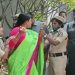 വീട്ടിൽ നിന്നിറങ്ങുന്നത് തടഞ്ഞ പൊലീസിനെ കൈകാര്യം ചെയ്തു; വൈ.എസ് ശർമിളയെ കസ്റ്റഡിയിലെടുത്ത് പൊലീസ്