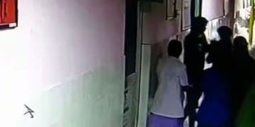 മദ്യലഹരിയിൽ ചികിത്സക്കെത്തി, നഴ്സിനോട് അപമര്യാദയായി പെരുമാറി, ജീവനക്കാരെ കയ്യേറ്റം ചെയ്തു; രണ്ടംഗ സംഘം പിടിയിൽ