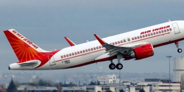 വനിതാസുഹൃത്തിനെ കോക്പിറ്റിൽ കയറ്റി; മുഴുവൻ ജീവനക്കാരെയും ജോലിയിൽനിന്ന് മാറ്റിനിർത്തും