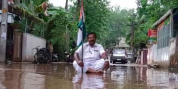 മാര്‍ച്ച് 24 മന്ത്രി ഉദ്ഘാടനം ചെയ്ത റോഡില്‍ വെള്ളക്കെട്ടിന് പരിഹാരമായില്ല, ചെളിയില്‍ ഇരുന്ന് പ്രതിഷേധം