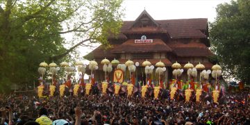 പൂരാവേശത്തിൽ തൃശൂർ; പാറമേക്കാവിന്റെയും തിരുവമ്പാടിയുടെയും തെക്കോട്ടിറക്കം തുടങ്ങി