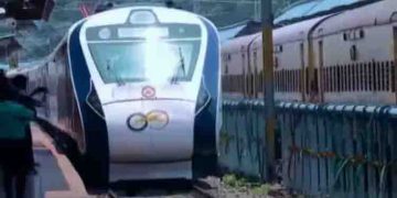 വന്ദേ ഭാരത് ട്രെയില്‍ കേരളത്തിലെത്തി; ജീവനക്കാര്‍ക്ക് മധുരം വിതരണം ചെയ്തും മാലയിട്ടും സ്വീകരണം