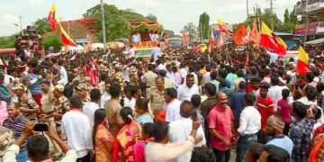 ഗുണ്ടൽപേട്ടിൽ ഇഞ്ചോടിഞ്ച് പോരാട്ടം; സൂപ്പർ താരങ്ങളെ ഇറക്കി ബിജെപി പ്രചാരണം, വീടുകൾ കയറിയിറങ്ങി കോൺഗ്രസും
