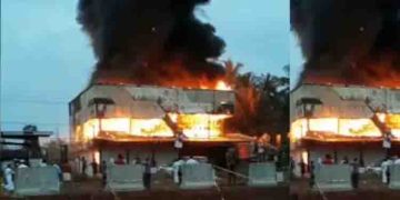 മലപ്പുറത്ത് വൻ തീപിടിത്തം: ഓട്ടോ സ്പെയർ പാർട്‌സ് കടയടക്കം ഇരുനില കെട്ടിടം കത്തി നശിച്ചു, തീയണക്കാൻ ശ്രമം