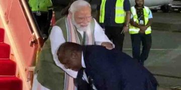 പ്രധാനമന്ത്രി നരേന്ദ്രമോദിയുടെ കാല് തൊട്ട് വന്ദിച്ച് പാപ്പുവ ന്യൂ ഗിനിയ പ്രധാനമന്ത്രി; വിഡിയോ വൈറല്‍