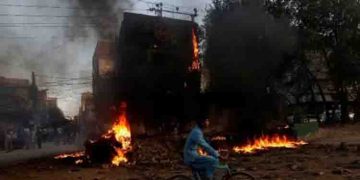 ഇമ്രാൻ ഖാന്‍റെ അറസ്റ്റിന് പിന്നാലെ പാകിസ്ഥാനിൽ കലാപം, 2 പേർ കൊല്ലപ്പെട്ടു, നിരോധനാജ്ഞ; ഇന്റർനെറ്റ് വിഛേദിച്ചു