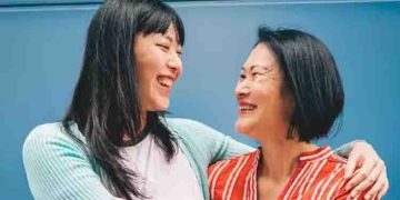 മുഴുവൻ സമയവും അച്ഛനും അമ്മയ്ക്കും ഒപ്പം നിൽക്കാൻ ജോലി രാജിവച്ച് മകൾ, പകരം മാതാപിതാക്കൾ 46,000 രൂപ നൽകും