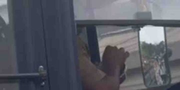 ഗതാ​ഗതക്കുരുക്കിനിടെ ഉച്ചഭക്ഷണം കഴിച്ച് തീർക്കുന്ന ബസ് ഡ്രൈവർ, വൈറലായി ദൃശ്യം