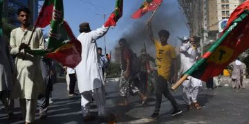 ഇംറാൻ ഖാന്‍റെ അറസ്റ്റിന് പിന്നാലെ പാകിസ്താനിൽ വ്യാപക അക്രമം