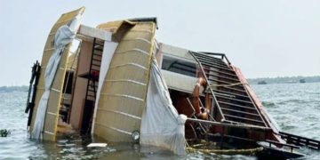 ആലപ്പുഴ വേമ്പനാട് കായലിൽ ഹൗസ്ബോട്ട് മുങ്ങി