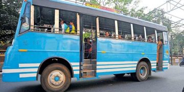കിളിമാനൂരില്‍ സ്വകാര്യ ബസിന്റെ മുൻവാതിലിൽ നിന്ന് വീണ് യുവാവിന് ഗുരുതര പരുക്ക്