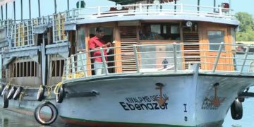 അമിതമായി ആളെ കയറ്റി ; ആലപ്പുഴയിൽ ബോട്ട് കസ്റ്റഡിയിൽ