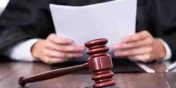 പൊലീസ് വീട്ടില്‍ ഹാജരാക്കുന്നതിനിടെ വനിതാ മജിസ്ട്രേറ്റിനെ കത്തി കൊണ്ട് കുത്താന്‍ ശ്രമിച്ച് 15കാരന്‍