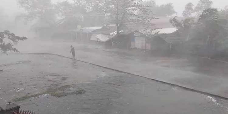 മോക്ക കരതൊട്ടു ; സെന്റ് മാര്ട്ടിന്സ് ദ്വീപ് വെള്ളത്തിലാകും, മുന്നറിയിപ്പ്