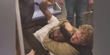 ന്യൂയോര്‍ക്ക് സബ്‌‌വേ ട്രെയിനില്‍ യുവാവിനെ ശ്വാസംമുട്ടിച്ച് കൊന്നു