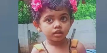 റോഡ് മുറിച്ചുകടക്കുന്നതിനിടെ അപ്രതീക്ഷിത അപകടം; കുഞ്ഞുമകളെ കാർ ഇടിച്ചു, ആശുപത്രിയിലെത്തിച്ചെങ്കിലും ജീവൻ നഷ്ടം