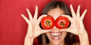 തിളക്കമാർന്ന ചർമത്തെ ഓർത്ത് ഇനി ടെൻഷനടിക്കേണ്ട, യുവത്വം നിലനിർത്തി മുഖം മിനുങ്ങാന്‍ ‘തക്കാളി’ മാജിക്