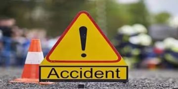 ഓട്ടോറിക്ഷയുടെ മുകളിലേക്ക് ചരക്കു ലോറി മറിഞ്ഞ് അപകടം; ഓട്ടോക്കാരന് ​ഗുരുതരപരിക്ക്, ആശുപത്രിയിൽ