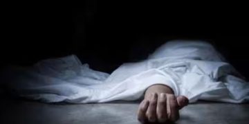 ശവസംസ്കാരത്തിന് പണമില്ല; അച്ഛന്‍റെ മൃതദേഹം കുന്നില്‍ മുകളില്‍ ഉപേക്ഷിച്ച് മകന്‍, പിന്നാലെ കേസ്