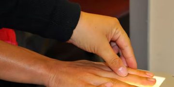 തൊഴിൽ വിസക്ക് വിരലടയാളം നൽകണമെന്ന നിയമം താത്കാലികമായി മരവിപ്പിച്ചു