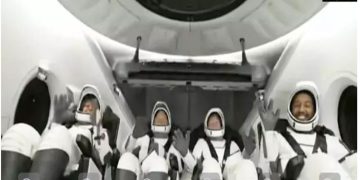 ദൗത്യം വിജയകരം; സൗദി ബഹിരാകാശ സഞ്ചാരികളായ റയാനയും അലി അൽഖർനിയും തിരിച്ചെത്തി