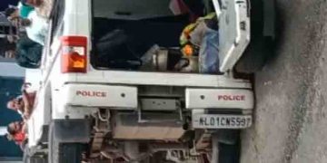 കൊല്ലം അഞ്ചലിൽ പൊലീസ് ജീപ്പ് മറിഞ്ഞ് മൂന്ന് പൊലീസുകാർക്ക് പരിക്ക്