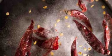 കൂടുതൽ ഇഷ്ടം എരിവുള്ള ഭക്ഷണങ്ങളാണോ? എങ്കിൽ ശ്രദ്ധിക്കൂ