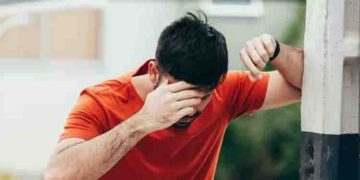 വായിക്കാൻ പ്രയാസം, വാഹനങ്ങള്‍ അടുത്തെത്തും വരെ കാണുന്നില്ല; അറിഞ്ഞിരിക്കേണ്ട രോഗലക്ഷണങ്ങള്‍