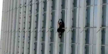 123 നിലയുള്ള കെട്ടിടത്തിൽ വലിഞ്ഞുകയറാൻ ശ്രമം; ദക്ഷിണ കൊറിയയിൽ യുവാവ് അറസ്റ്റിൽ