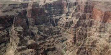 സ്കൈ വാക്കില്‍ നിന്ന് 4000 അടി താഴ്ചയിലേക്ക് വീണ് യുവാവിന് ദാരുണാന്ത്യം