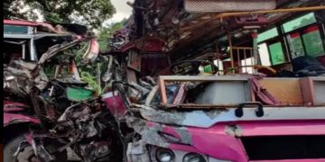 ഷൊര്‍ണൂരില്‍ സ്വകാര്യ ബസുകൾ കൂട്ടിയിടിച്ചു ; രണ്ട് മരണം, 20 പേര്‍ക്കു പരിക്ക്