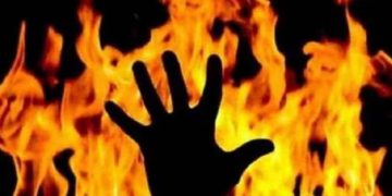 ഭാര്യയെ നടുറോഡിൽ പെട്രോളൊഴിച്ച് കത്തിച്ച് ഭർത്താവ്