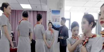 അമിതഭാരമായാൽ ഉടനടി ജോലിയിൽ നിന്നും സസ്‍പെൻഡ് ചെയ്യും, ചൈനീസ് എയർലൈൻസിനെതിരെ വ്യാപകപ്രതിഷേധം