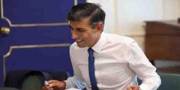 ഔദ്യോഗിക രേഖകളിൽ കുറിപ്പെഴുതാൻ മഷി മായ്ക്കാവുന്ന പേന; ഋഷി സുനക് വിവാദത്തിൽ