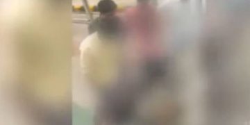 മഹാരാജാസ് കോളേജിന് മുന്നിൽ ബസ് കണ്ടക്ടറെ ബസിൽ നിന്ന് വലിച്ചിറക്കി മർദ്ദിച്ച് എസ്എഫ്ഐ പ്രവർത്തകർ