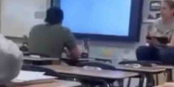 ക്ലാസ്‍മുറിയിൽ കുട്ടികളോട് ലൈംഗികതയെ കുറിച്ച് സംസാരിച്ചു, അധ്യാപികയ്ക്ക് സസ്പെൻഷൻ