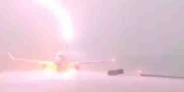 ടേക്ക് ഓഫിന് കാത്തുനിക്കവേ വിമാനത്തിന് മിന്നലേറ്റു. പിന്നാലെ അഭൗമമായ പ്രകാശം; വൈറല്‍ വീഡിയോ കാണാം