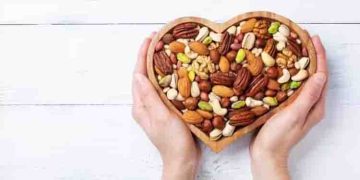 ഹൃദ്രോ​ഗ സാധ്യത കുറയ്ക്കാൻ കഴിക്കാം മൂന്ന് നട്സുകൾ